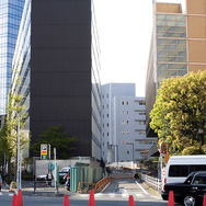 旧汐留貨物ターミナル駅と築地市場を結ぶ引込み線の跡（写真中央の道）