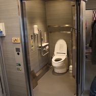 1号車には多目的トイレと男性用トイレが設置された。写真は多目的トイレ。