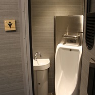 1号車には多目的トイレと男性用トイレが設置された。写真は男性用トイレ。