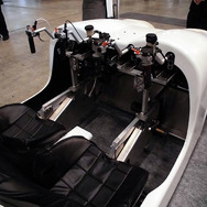 東京大学が公開した、押し引き型操舵システムとスキッドステアを組む『Stavic-4H』（次世代モビリティ展、千葉・幕張メッセ、4月20～22日）