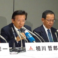 三菱自の決算発表 相川哲郎社長（左）と田畑豊常務（4月27日）