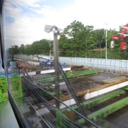 JR東日本区間に入って小田原駅から先は貨物線を走行。貨物駅である横浜羽沢駅の通過時には、窓外に相鉄・JR直通線（2018年度内開業予定）の工事現場を見ることができた。