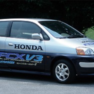 ホンダの燃料電池車『FCX-V3』、発進