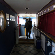 ピンク色の海賊船、3階層「アニバーサリークルーズ」の船内（千葉中央港旅客船桟橋付近）