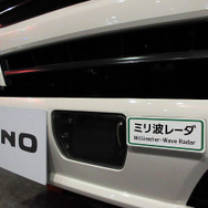 日野は、衝突被害を軽減させるPCSを初搭載した小型トラック『デュトロ』を展示（人とくるまのテクノロジー展2016横浜）