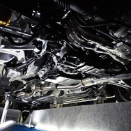 『WRX S4』のシンメトリカルAWDやサスペンションをフロア側から眺められるように展示したスバル（人とくるまのテクノロジー展2016横浜）