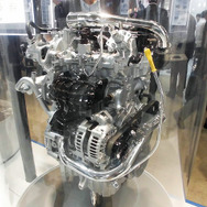 デュアルジェットエンジンと組む新型ハイブリッドシステムや、0.8リットル2気筒ディーゼルエンジンなどを展示したスズキ（人とくるまのテクノロジー展2016横浜）
