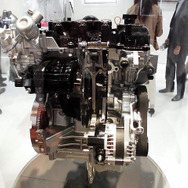 デュアルジェットエンジンと組む新型ハイブリッドシステムや、0.8リットル2気筒ディーゼルエンジンなどを展示したスズキ（人とくるまのテクノロジー展2016横浜）