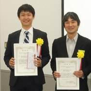 表彰状を手にする清水克典氏（左）と 網野直也氏