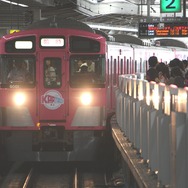 大勢のきゃりーぱみゅぱみゅファンに見守られるなか、「KPP TRAIN」がゆっくりと池袋駅に入線。