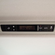 リヤエアコンコントローラーは温度調整も可能