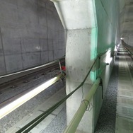 地下緩行線トンネル。写真右側が下り線で、左側は上り線になる。