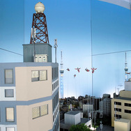 東京スカイツリーを中心とした現在の墨田区の風景をジオラマ化。携帯電話の基地局アンテナが立つ下町の上空をウルトラ6兄弟が行く（「東京スカイツリー ウルトラ作戦第634号」、6月10日～7月21日）
