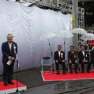 お披露目式で「TRAIN ROUGE」導入の経緯を語る椋田社長（左）。お披露目式は千田車庫の一般公開イベント「路面電車まつり」の一環として行われた。