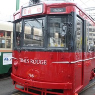 「TRAIN ROUGE」の前面は750形の面影を残している。