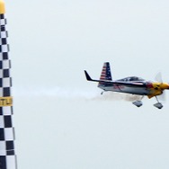 カービー・チャンブリス選手はこれまでに開催されたレッドブル・エアレースの全シーズンに参加している唯一のパイロットとなった。