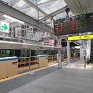大阪駅6・7番線ホームに設置されるホームドアのイメージ。来春にも使用を開始する予定。