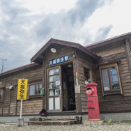 北海道の木造駅舎のテイストをふんだんに盛り込んだ「天塩弥生駅」の建物。