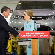 握手を交わすオンタリオ州のウィン・キャサリン首相（右）とFCAカナダ社長兼最高経営責任者（CEO）リード・ビッグランド氏