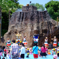 鈴鹿サーキットに隣接する遊園地「モートピア」。鈴鹿サーキットのキャラ「コチラファミリー」の「アクアマウンテン もっと スプラッシュパーティー」はステージも観客もびしょ濡れ大盛り上がり