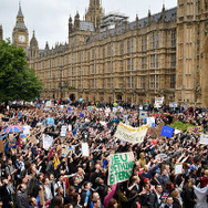6月28日、英国ロンドンではEU離脱に反対する人々がデモ行進をおこなった