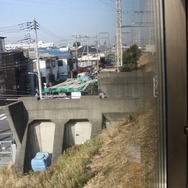 8月27日のツアーでは貨物線の新金線も通る。写真は新金線の車窓。