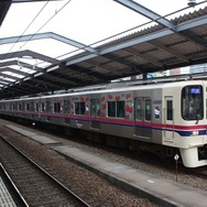 報道公開中に京王多摩センター駅に到着した9000系「ハローキティ」ラッピング電車（9749編成）。3月から運転されている。