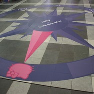 天井照明下の床にはピューロランドがある方角をハローキティのシルエットが示している。
