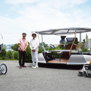 伊東豊雄氏とヤマハ発動機デザイン本部の長屋明浩本部長、05GEN、06GEN。右端は06GENのシートファブリックを使ってカスタマイズされた電動車椅子『JWスウィング』