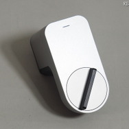 Qrio「Qrio Smart Lock」。手動でもサムターンを回せる