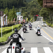 九州有数のツーリングコースである阿蘇にハーレー約300台が集結。