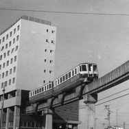 営業運転が行われていた頃の姫路モノレール。左奥には3・4階部分に大将軍駅を設置した高尾アパートが見える。