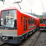 箱根登山鉄道のピンバッジは3000形「アレグラ」を元にデザインする。