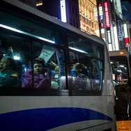 銀座にバスで乗り付ける外国人観光客