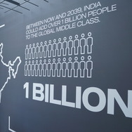 仮設通路の壁面メッセージ・その3。「これから2039年までに、インドでは10億人の中産階級が生まれる」