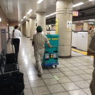 東京メトロ有楽町線～東武東上線で荷物輸送の実証実験が行われる。写真は駅構内での搬送イメージ。