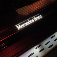 スカッフプレートにあるMercedes-Benzの文字は夜間のウェルカムランプと連動して光る。
