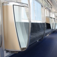 座席脇の仕切り板はガラスを使用。