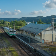 鹿ノ谷駅で発車を待つ上り列車。左手にはかつて多くの側線があり、夕張鉄道が発着していた。