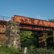 鹿ノ谷～夕張間には、複線だった時代の片側の橋脚と橋桁が残されている。さらに奧へ行くと、並行していた夕張鉄道の橋台も見える。