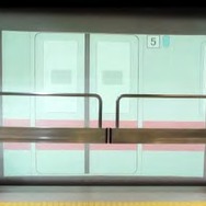 町田駅に導入される新タイプのホームドアのイメージ。ドア部はフレーム構造を採用する。
