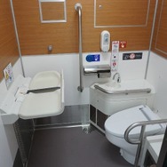 トイレはおむつ交換シート付き。車椅子での利用にも対応している。