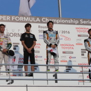 岡山戦レース2の表彰式。
