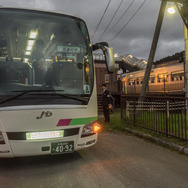 札幌までの最終乗継ぎとなる、上りの代行バス6便（左）と札幌行き臨時特急9010D。
