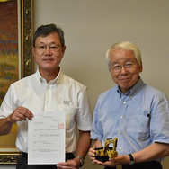 キャタピラージャパン前畑代表取締役（左）と兵庫県井戸知事（右）
