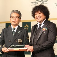 『瑞風』アンバサダーに就任した葉加瀬太郎さん（右）と、JR西日本の室博・営業本部長（左）。