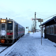 釧網本線の北浜駅。同駅を含む知床斜里～網走間はオホーツク海に沿って線路が敷かれている。