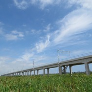 青空の下を真新しいコンクリートが走る…常磐線相馬～浜吉田間の再開まで残り3カ月となった。
