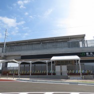 坂元駅：新駅は高架駅。1面1線の単式ホームを採用している。