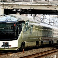 未来的なスタイリングはこれまでの鉄道車両にはなかったもの。何の予備知識も無く、四季島と遭遇すると「なんだこりゃ?」となる。駅通過時にたまたま目撃し、驚いている人が目立つ。